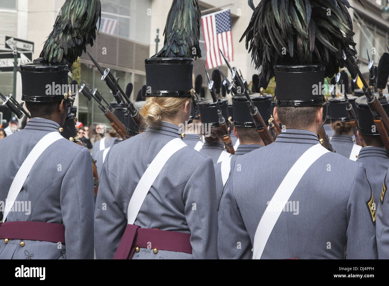 Veterani parata del giorno lungo la Quinta Avenue in New York City lumbered lungo per oltre 5 ore. Esercito di cadetti marzo Foto Stock
