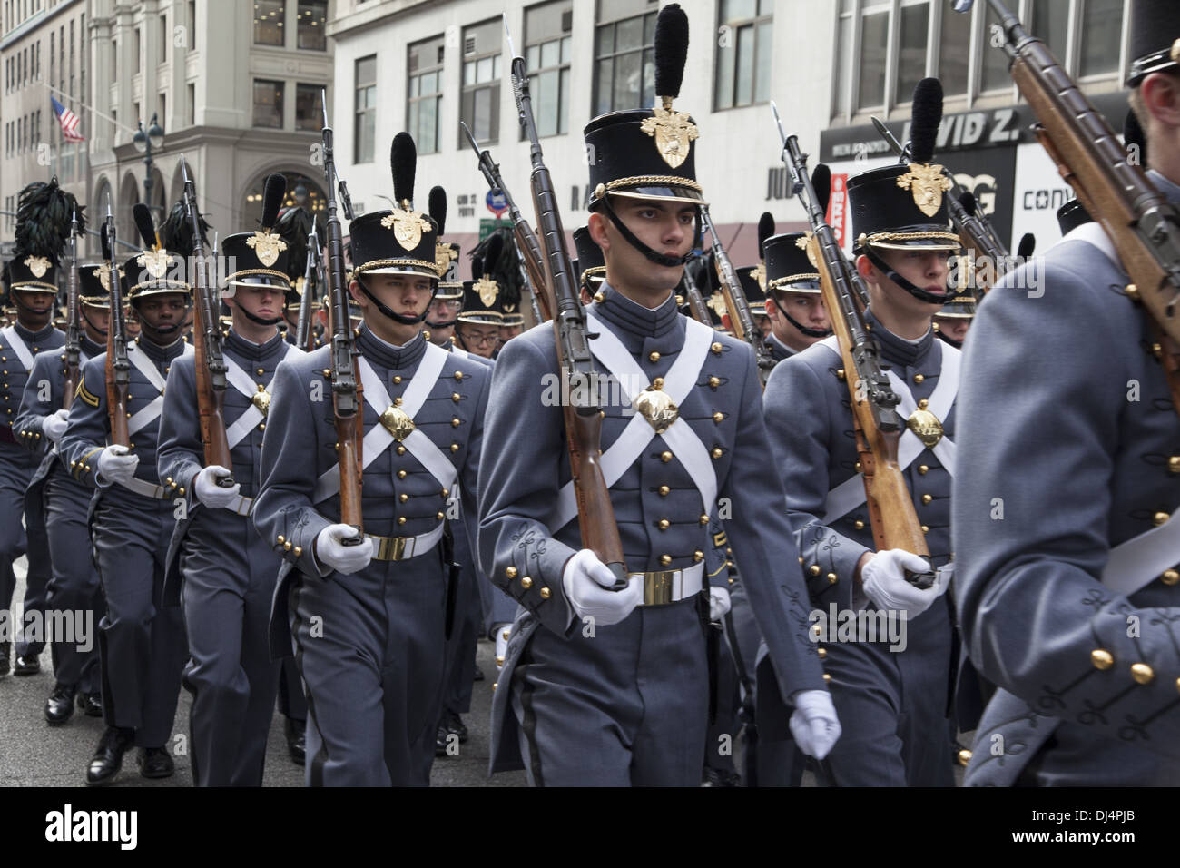 Veterani parata del giorno lungo la Quinta Avenue in New York City lumbered lungo per oltre 5 ore. Esercito di cadetti marzo Foto Stock