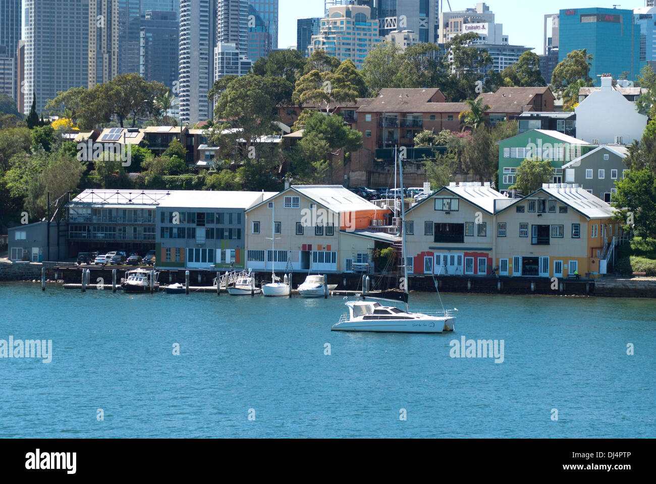 Vista della città e di Balmain convertito wharf edifici dal punto di zavorra Park, Sydney, Australia Foto Stock