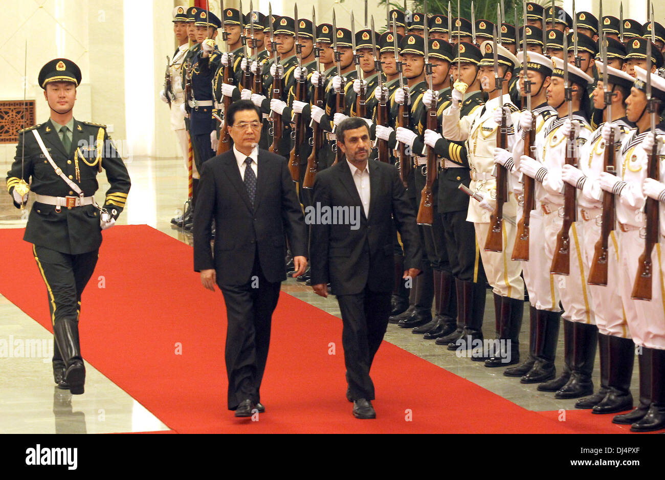 Pechino, Cina. 8 Giugno, 2012. Il presidente cinese Hu Jintao e il Presidente dell'Iran Mahmoud Ahmadinejad assistere ad una cerimonia di benvenuto nella Grande Sala del Popolo di Pechino il 8 giugno 2012. Il premier cinese Wen Jiabao Mercoledì ha raccontato la visita Ahmadinejad che Pechino si oppone a qualsiasi paese del Medio Oriente che cercano di acquisire armi nucleari, l'ufficiale cinese Xinhua News Agency ha riferito. © Stephen rasoio/ZUMAPRESS.com/Alamy Live News Foto Stock