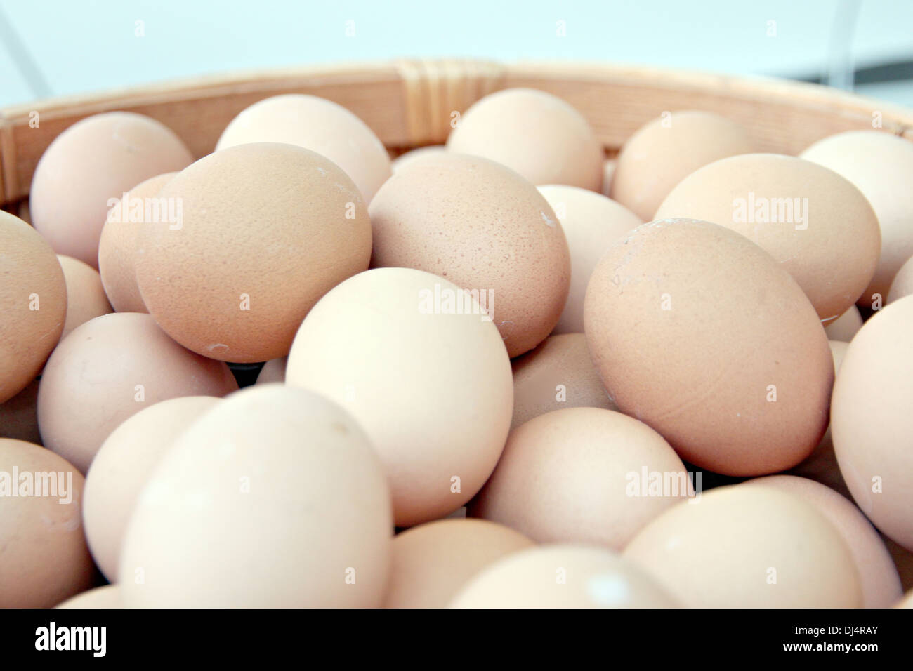 La pila di foto di uova fresche cestello. Foto Stock