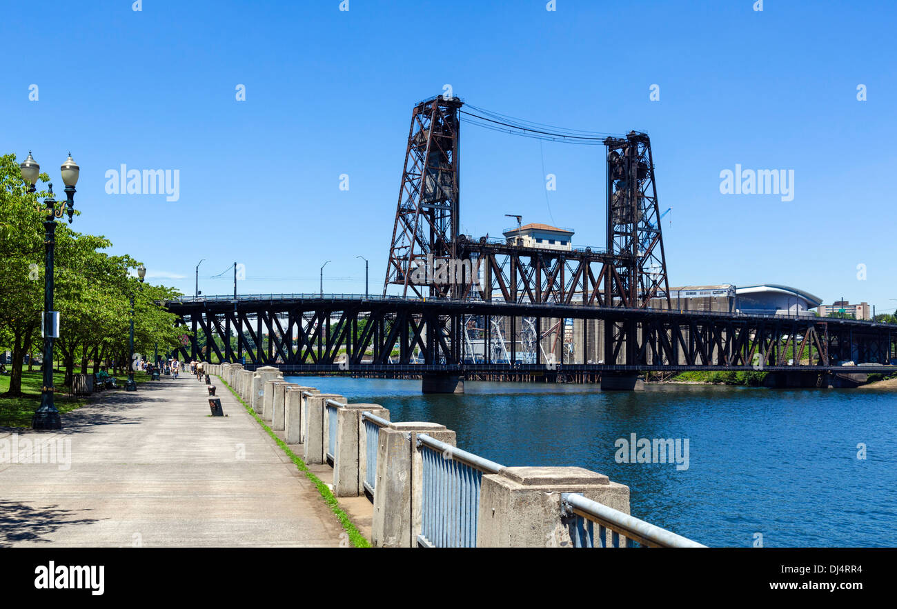Il ponte in acciaio da Tom McCall Waterfront Park, Willamette River, Portland, Oregon, Stati Uniti d'America Foto Stock
