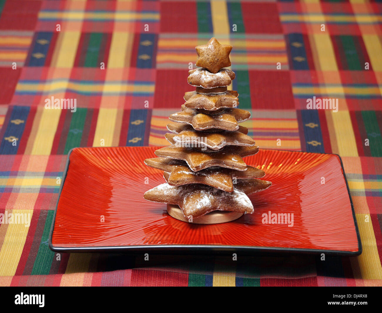 Gingerbread torta albero di Natale sulla targhetta rossa Foto Stock