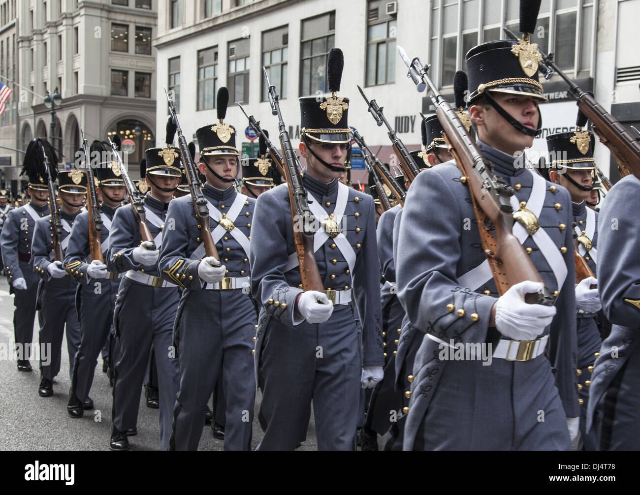 Veterani parata del giorno lungo la Quinta Avenue in New York City lumbered lungo per oltre 5 ore. Esercito di cadetti marzo Foto Stock