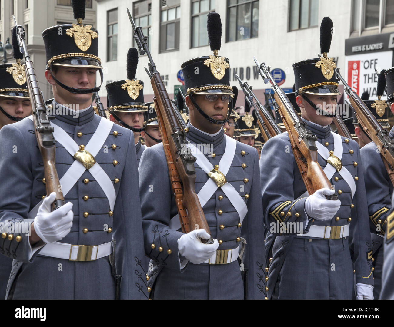 Veterani parata del giorno lungo la Quinta Avenue in New York City lumbered lungo per oltre 5 ore. Esercito di cadetti marzo Foto Stock