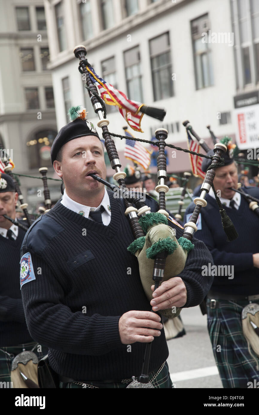 Veterani parata del giorno lungo la Quinta Avenue in New York City lumbered lungo per oltre 5 ore. FDNY Bagpipers marzo. Foto Stock