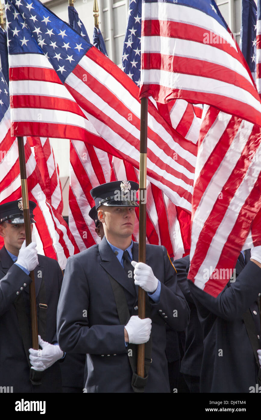 Veterani parata del giorno lungo la Quinta Avenue in New York City lumbered lungo per oltre 5 ore. FDNY portano bandiere nordamericane. Foto Stock