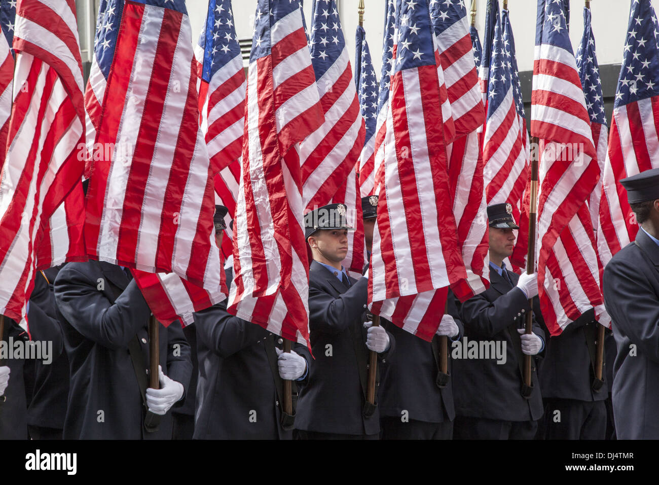 Veterani parata del giorno lungo la Quinta Avenue in New York City lumbered lungo per oltre 5 ore. FDNY portano bandiere nordamericane. Foto Stock