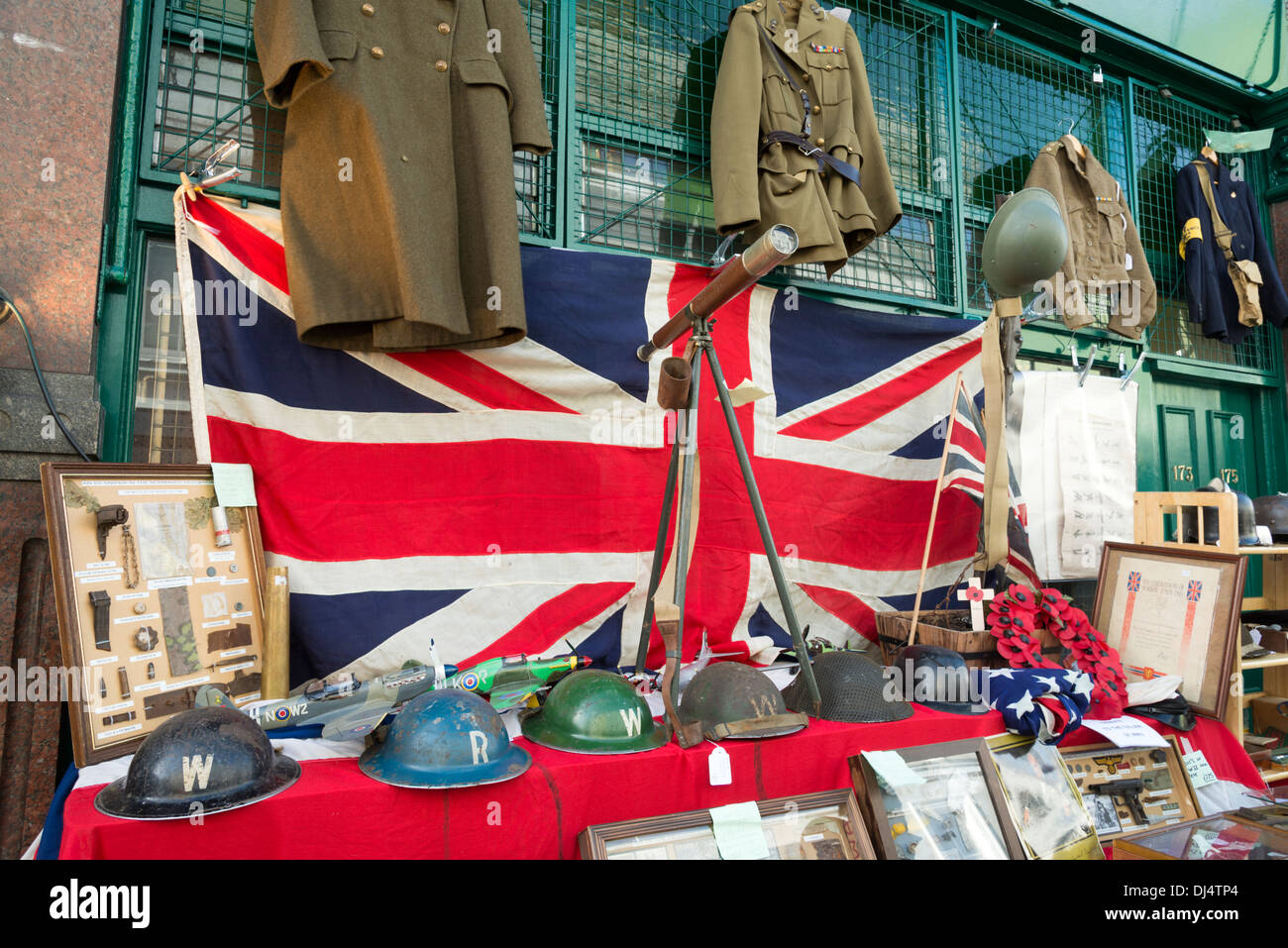 II Guerra Mondiale memorabilia in vendita su una bancarella al mercato di Portobello Road a Notting Hill, Londra, Inghilterra, Regno Unito Foto Stock