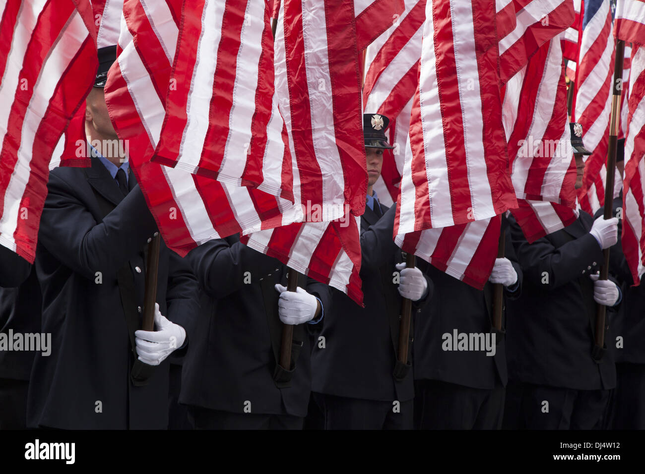 Veterani parata del giorno lungo la Quinta Avenue in New York City lumbered lungo per oltre 5 ore. FDNY portano bandiere nordamericane. Foto Stock