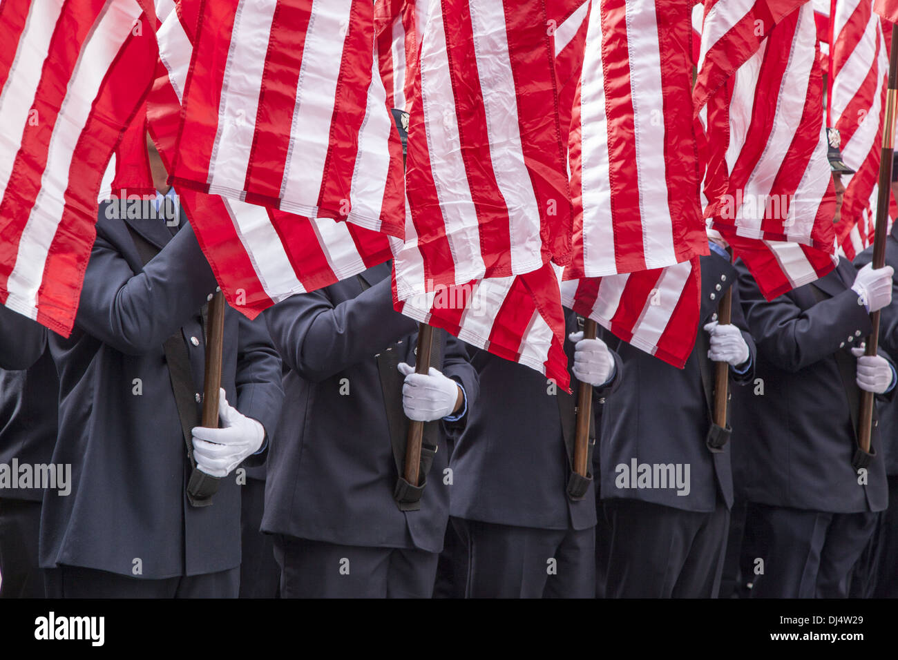 Veterani parata del giorno lungo la Quinta Avenue in New York City lumbered lungo per oltre 5 ore. FDNY portano bandiere nordamericane. Foto Stock