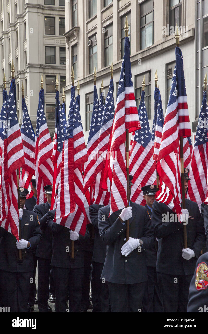Veterani parata del giorno lungo la Quinta Avenue in New York City lumbered lungo per oltre 5 ore. FDNY portano bandiere nordamericane. Foto Stock
