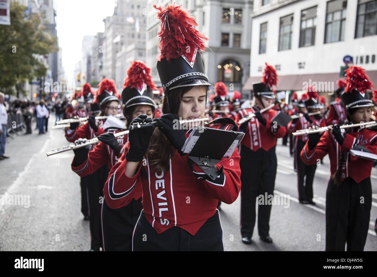 Veterani parata del giorno lungo la Quinta Avenue in New York City lumbered lungo per oltre 5 ore. High school marching band. Foto Stock