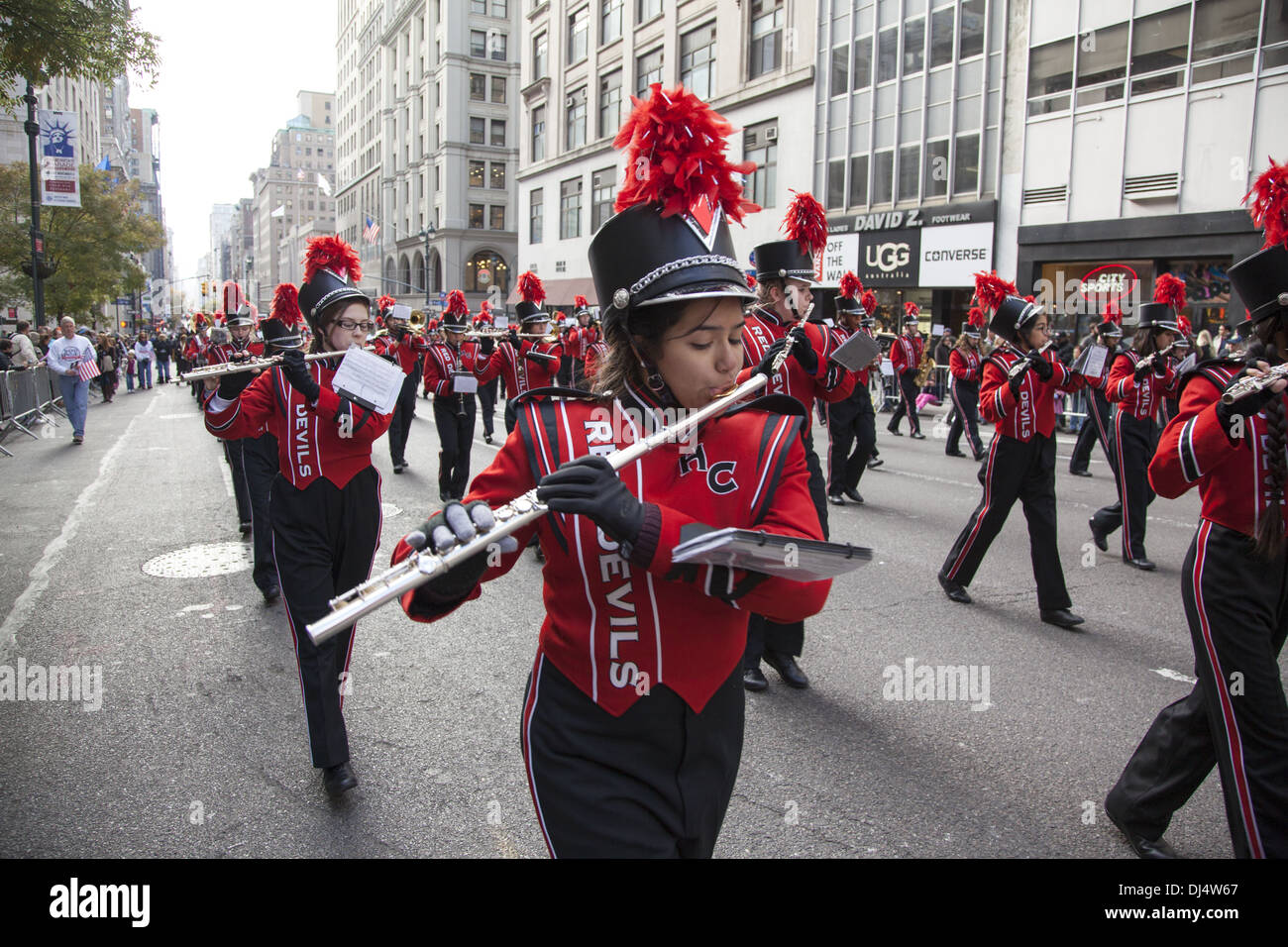 Veterani parata del giorno lungo la Quinta Avenue in New York City lumbered lungo per oltre 5 ore. High school marching band. Foto Stock