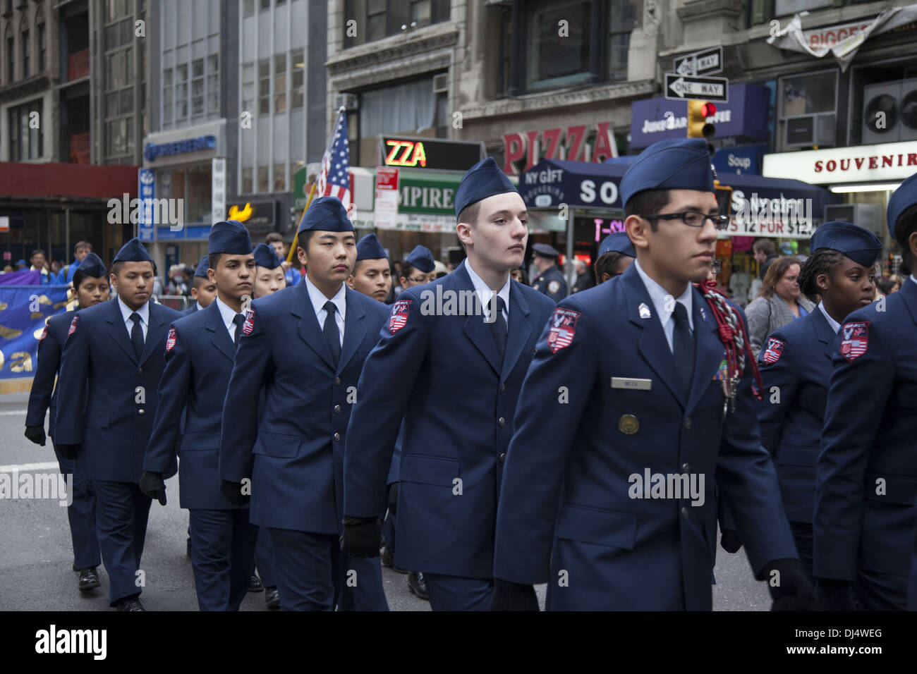 Veterani parata del giorno lungo la Quinta Avenue in New York City lumbered lungo per oltre 5 ore. JROTC marzo lungo. Foto Stock