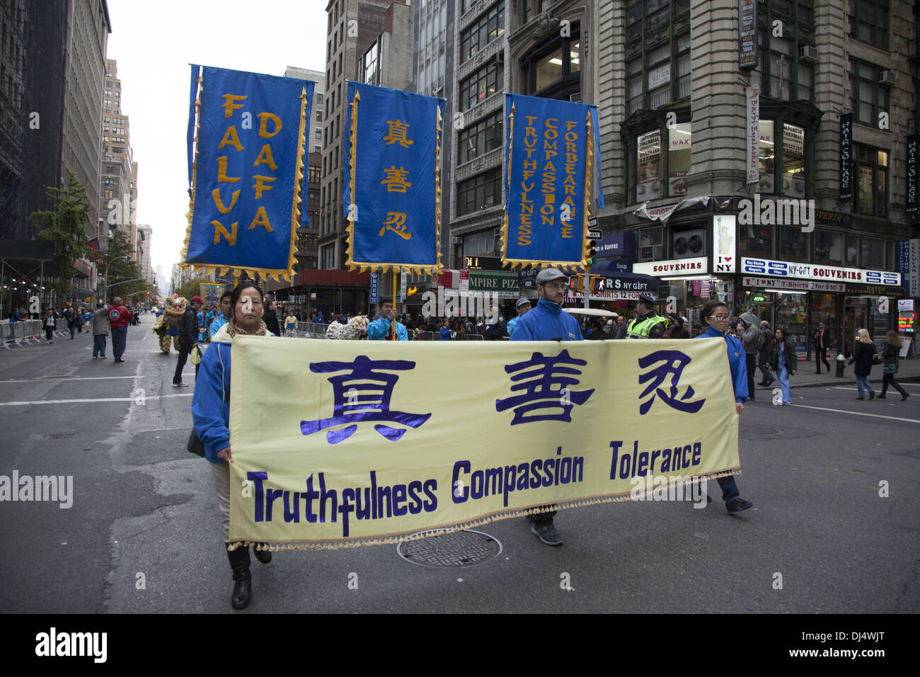 Il Falun Gong o Falun Dafa praticanti in marzo i veterani parata del giorno nella città di New York. Foto Stock