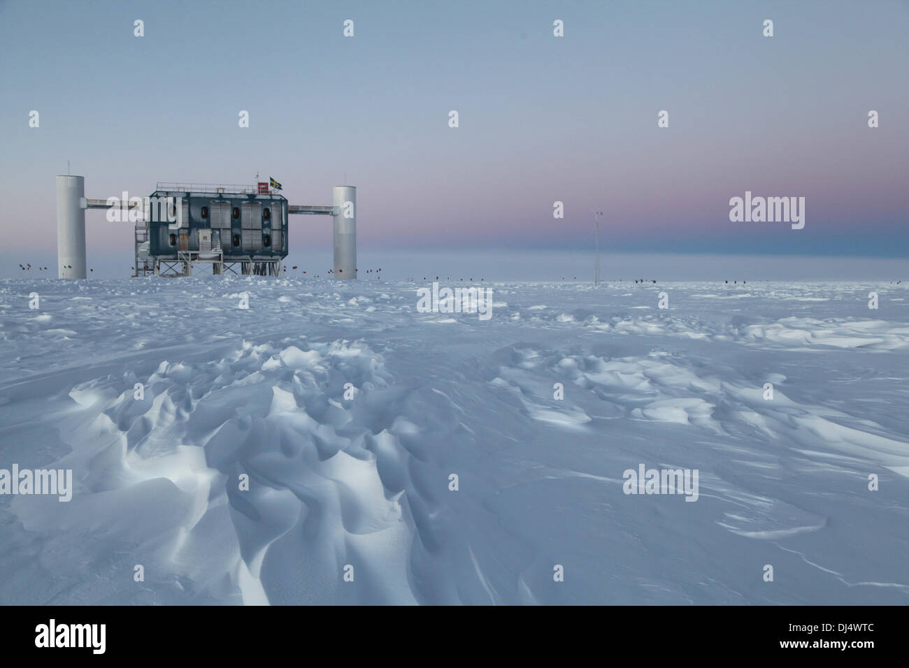 (131122) -- WASHINGTON, nov. 22, 2013 (Xinhua) -- la foto rilasciata il 9 novembre 21, 2013 dalla US National Science Foundation (NSF) mostra il rilevatore IceCube, il più grande del mondo Neutrino Observatory. Un team internazionale di ricercatori ha detto Giovedi utilizzando un rivelatore di particelle sepolti sotto il ghiaccio al polo sud hanno osservato il primo solido per prove ad alta energia neutrini che hanno origine al di fuori del nostro sistema solare. (Xinhua/NSF) (zcc) Foto Stock