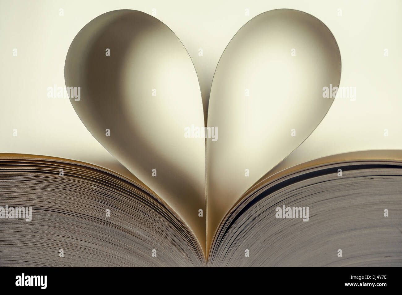 A forma di cuore i lati curvi di un libro aperto Foto Stock
