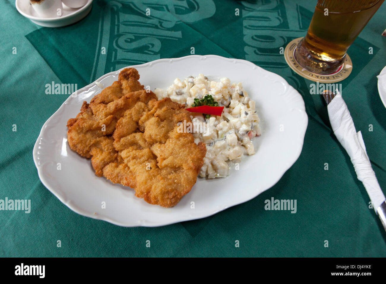 Ceca tradizionale cibo fritto cotoletta di maiale con insalata di patate ristorante di Praga, Repubblica Ceca, Europa Foto Stock