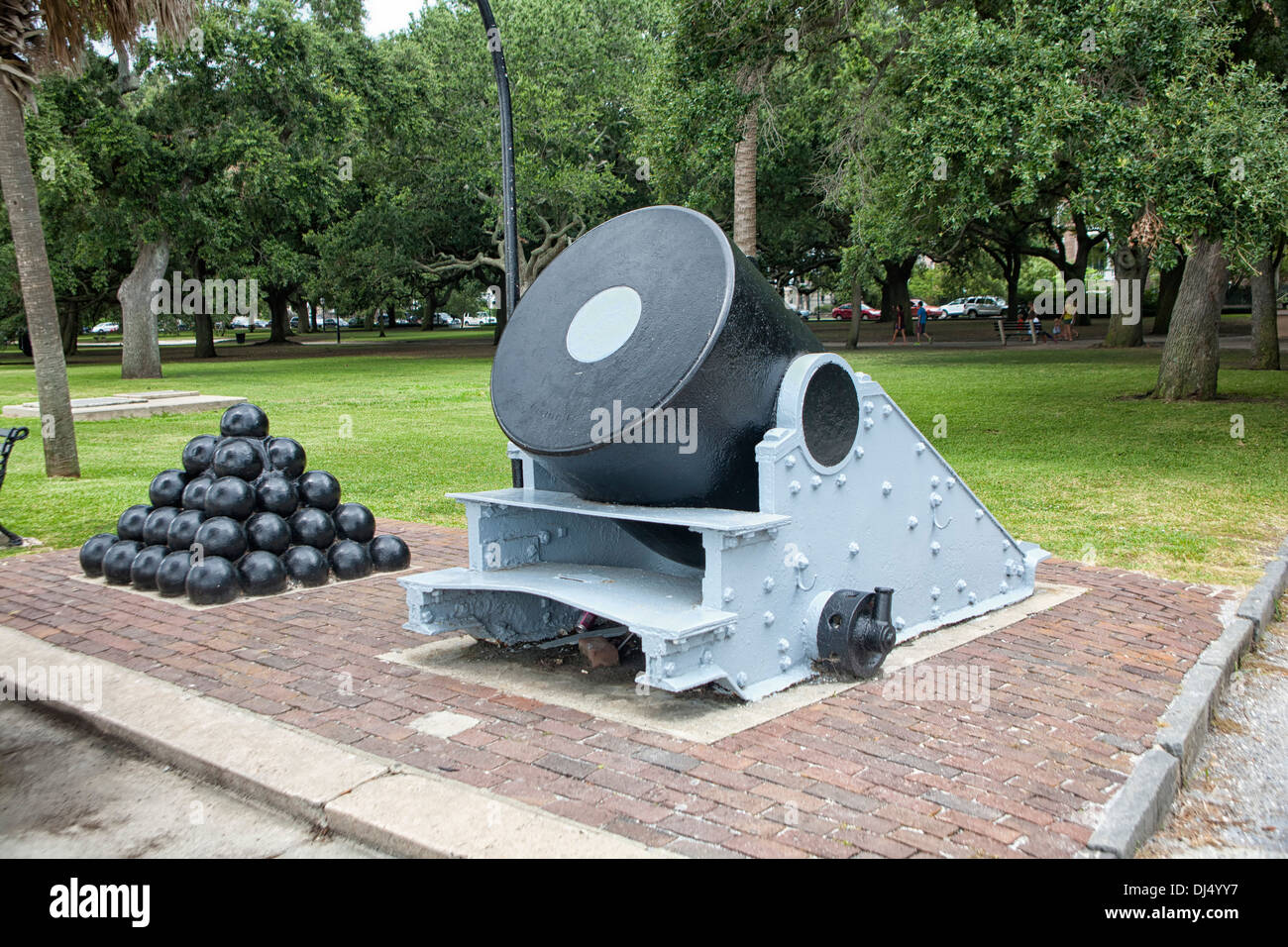 Il cannone e le palle di cannone a Battery Park e il punto di bianco di giardini in Charleston, Carolina del Sud Foto Stock