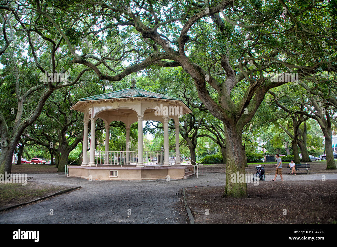Gazebo nel parco della batteria e punto di bianco di giardini in Charleston, Carolina del Sud Foto Stock