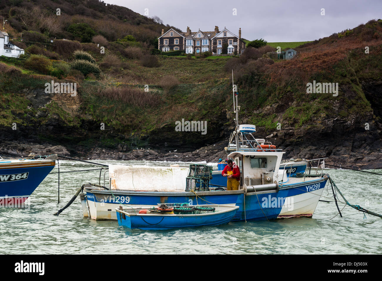 Barche da pesca nel porto di Port Isaac, Cornwall Foto Stock