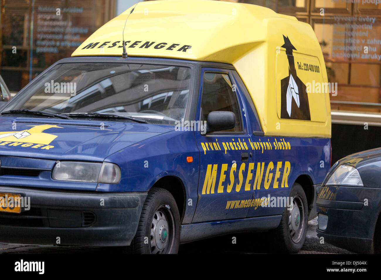 Vecchio messaggero auto Praga servizio di consegna Foto Stock