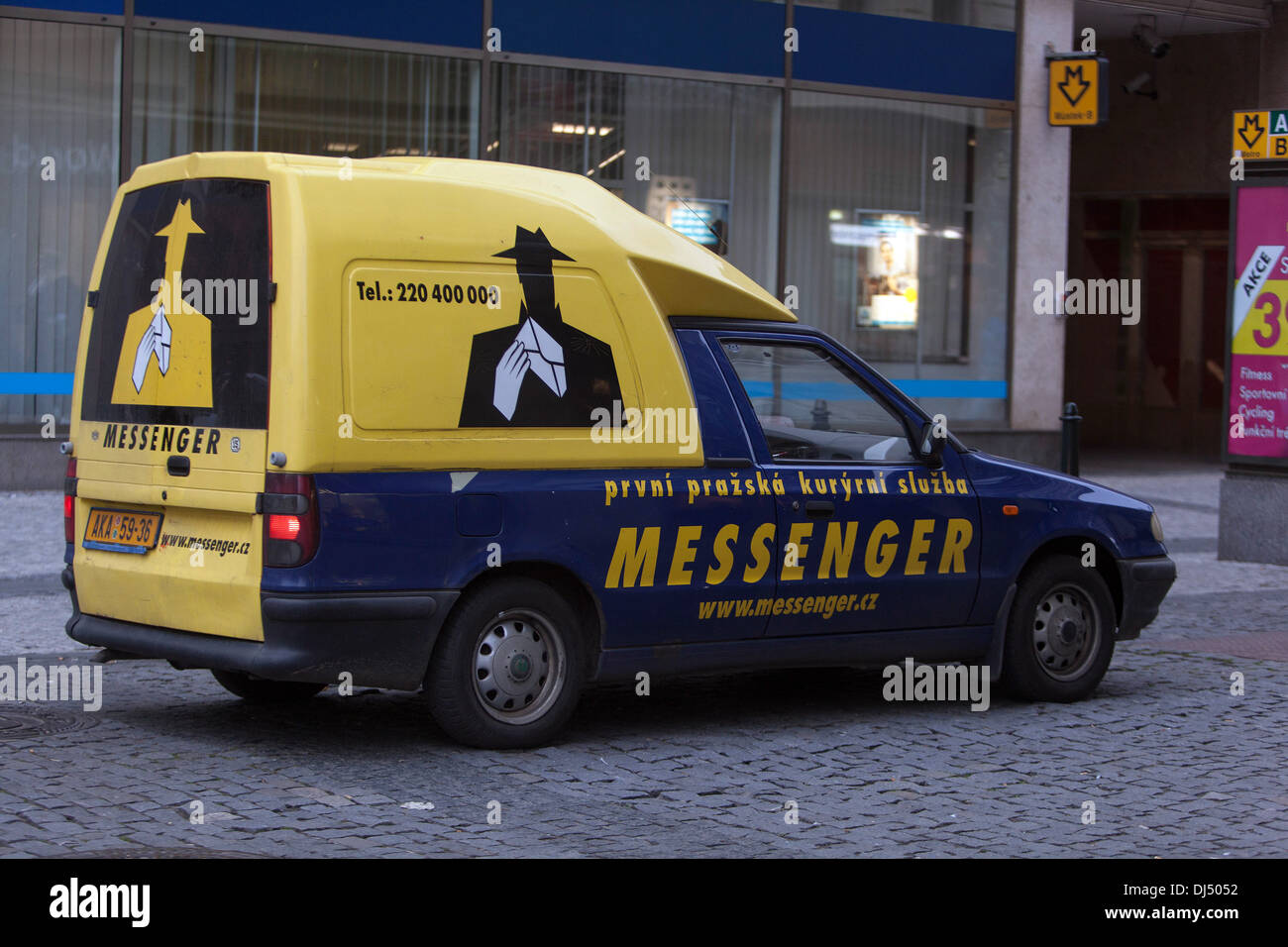 Vecchio messaggero auto Praga servizio di consegna Foto Stock