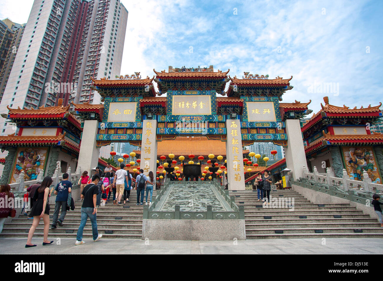 I visitatori a piedi verso la principale area di culto di Sik sik Yuen Wong Tai Sin Temple, Hong Kong Foto Stock