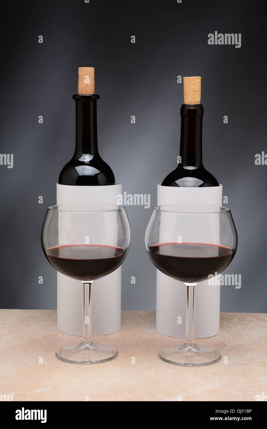 Due diverse bottiglie di vino e bicchieri da vino sono impostati per un cieco di degustazione di vino. Foto Stock