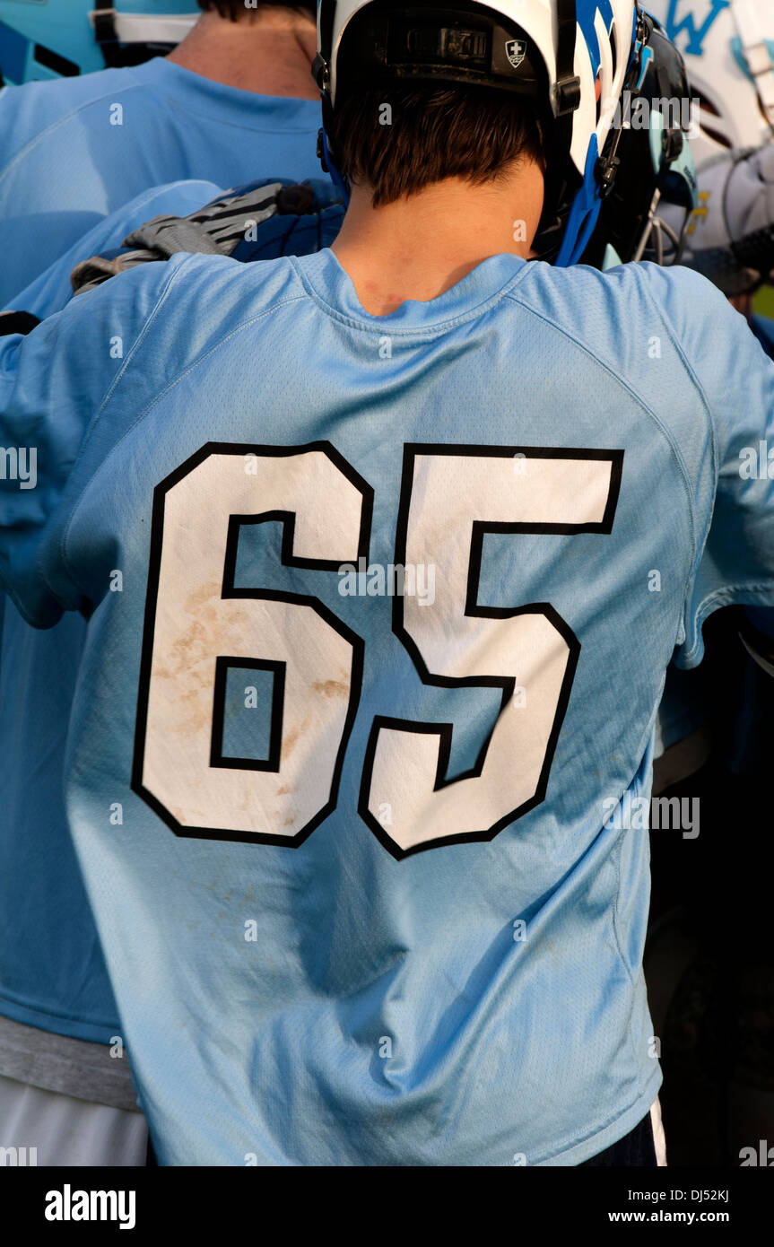 Università sport, uomini lacrosse player con il numero 65 una maglietta. Foto Stock