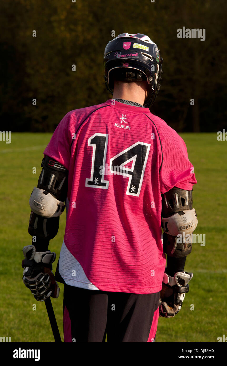 Università sport, uomini lacrosse player con il numero 14 una maglietta. Foto Stock