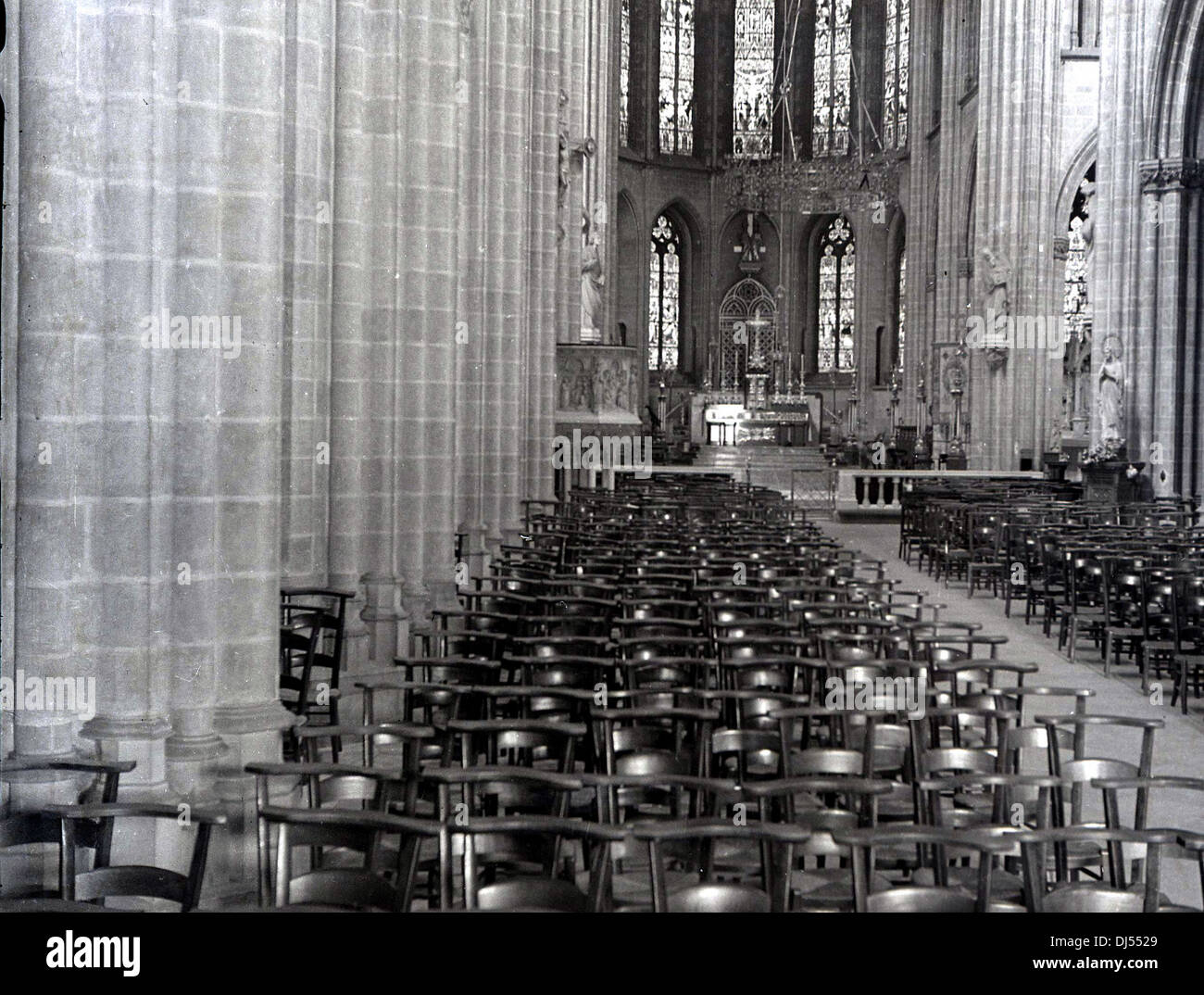 Foto storiche dal 1930s. Interno di una chiesa grande mostra posti a sedere. Foto Stock