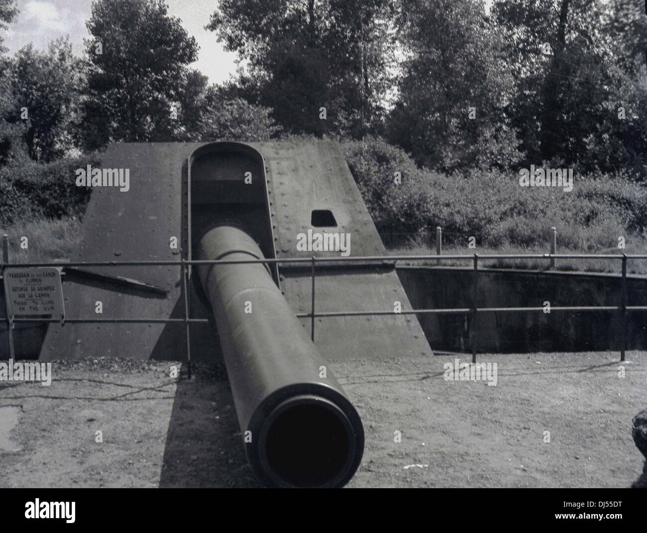 1930s, storico, vista di una pistola anticarro WW1, mostra, dietro recinzione, Belgio. Foto Stock