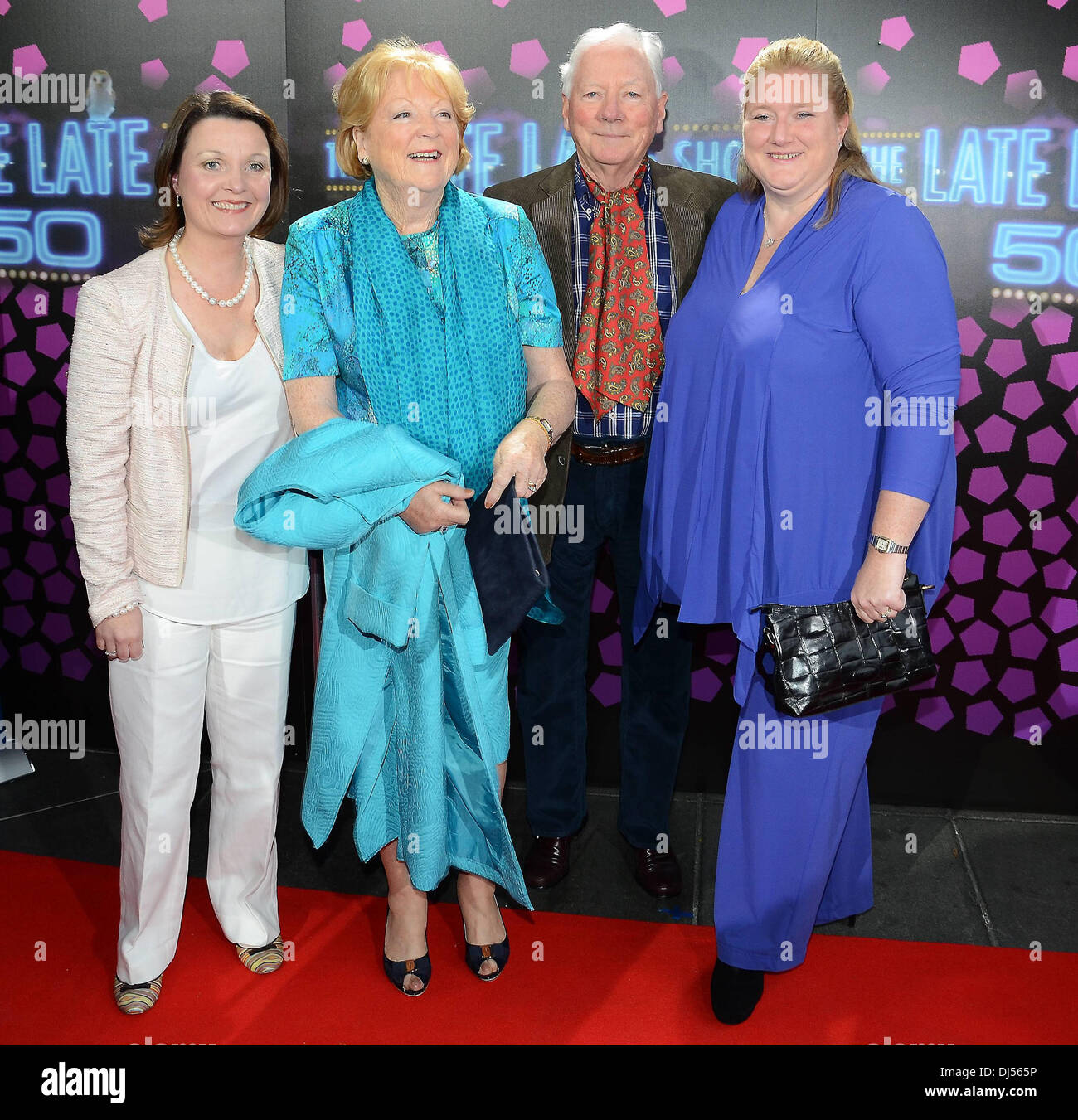 Gay Byrne & moglie Kathleen Watkins con figlie Suzy e Crona il cinquantesimo anniversario di "Late Late Show" presso gli studi RTE Dublin, Irlanda - 01.06.12 Foto Stock