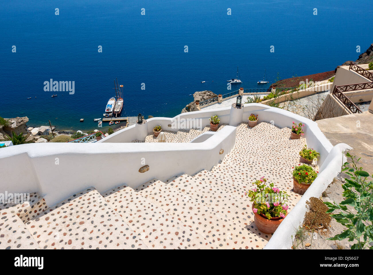 Scala verso il mare. Oia - Santorini, Grecia Foto Stock