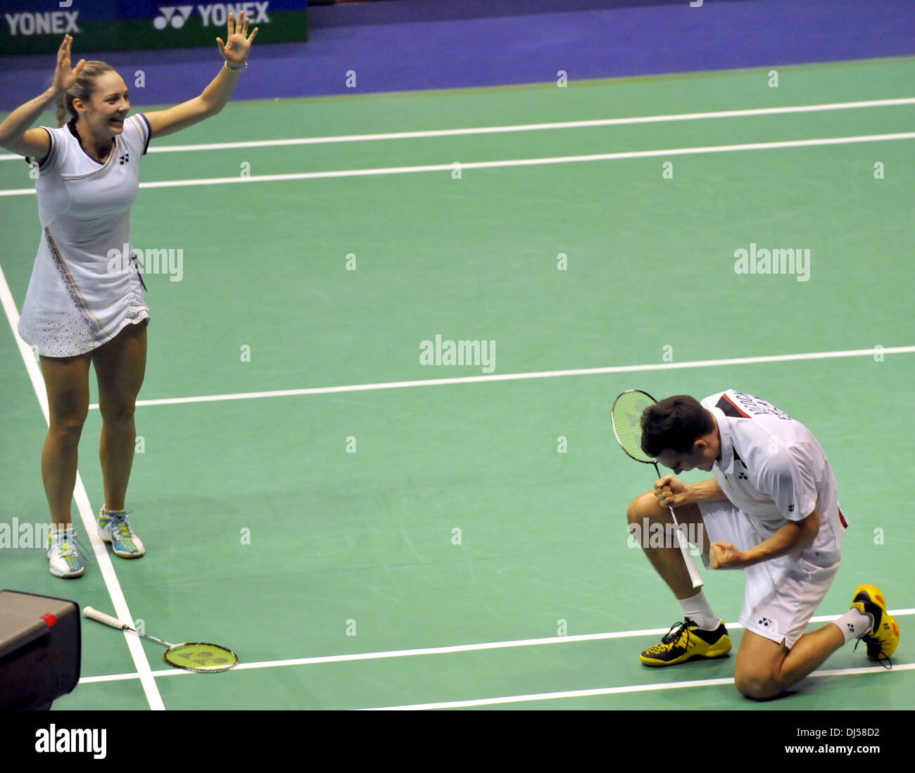 Hong Kong, Cina. Il 22 novembre 2013. Adcock Chris (R) e bianco Gabrielle della Gran Bretagna celebrano la vittoria durante il doppio misto match di 2013 Hong Kong Open badminton torneo contro Chan Peng presto e Goh Liu Ying della Malesia in cinese di Hong Kong il 9 novembre 22, 2013. Adcock e Chris White Gabrielle ha vinto 2-0. (Xinhua/Lo Fai Ping/Alamy Live News) Foto Stock