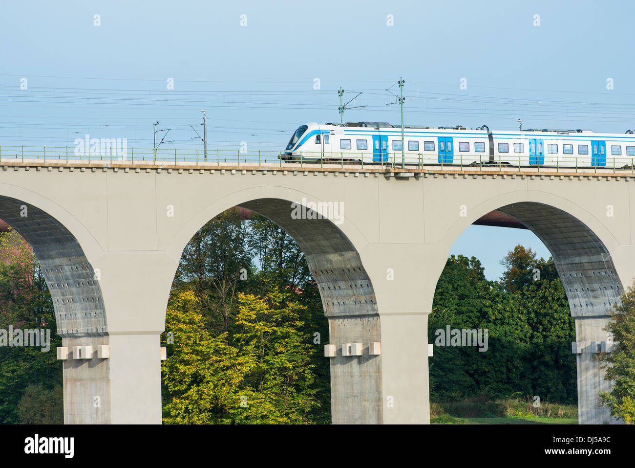 Treni pendolari passando su un ponte ferroviario. Stoccolma, Svezia. Foto Stock
