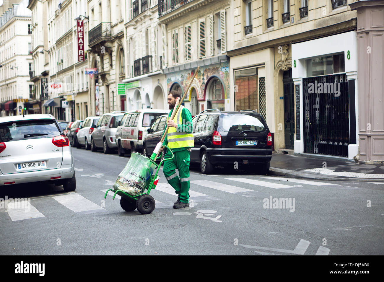 Dustman attraversare la strada Foto Stock