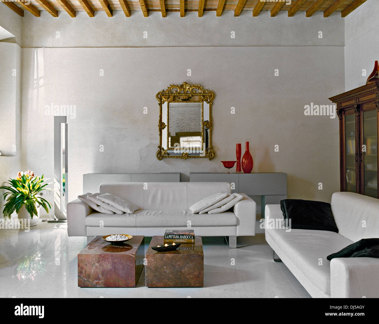 Lussuoso salotto con mobili antichi e divani in tessuto Foto Stock