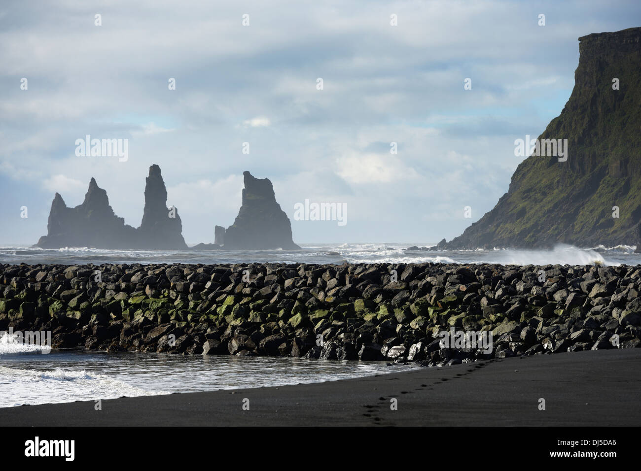 Il basalto di pile di Reynisdrangar; Vik, Vestur-Skaftafellssysla, Islanda Foto Stock