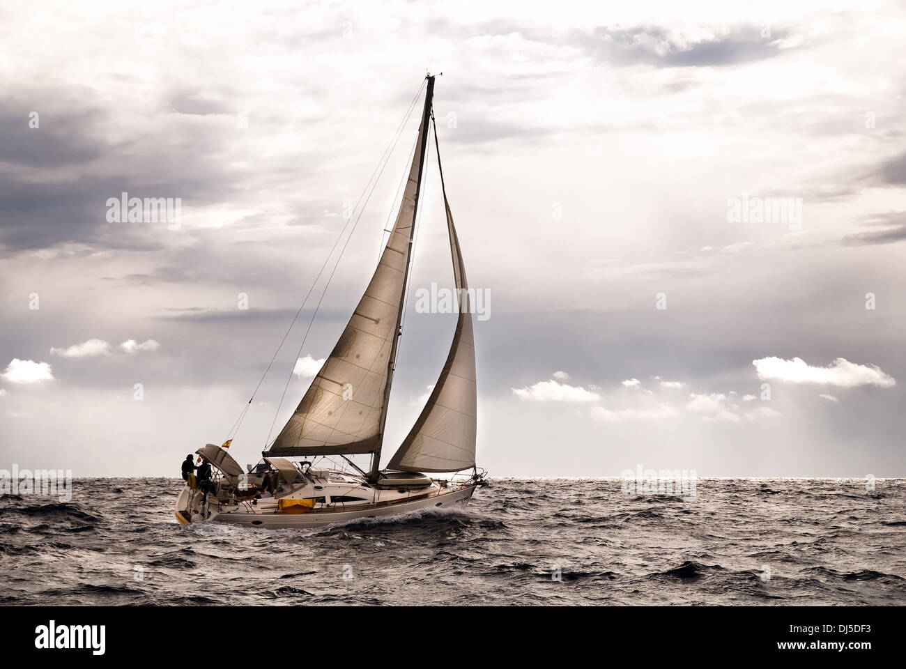 Barca A Vela A Un Po Di Mare Mosso Foto Stock Alamy