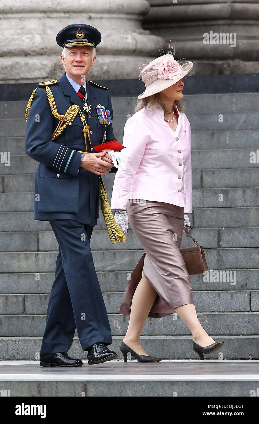 Air Chief Marshal sir Stephen Dalton e moglie di arrivare al diamante della regina Giubileo servizio di ringraziamento alla Cattedrale di San Paolo a Londra, Inghilterra - 05.06.12 Foto Stock