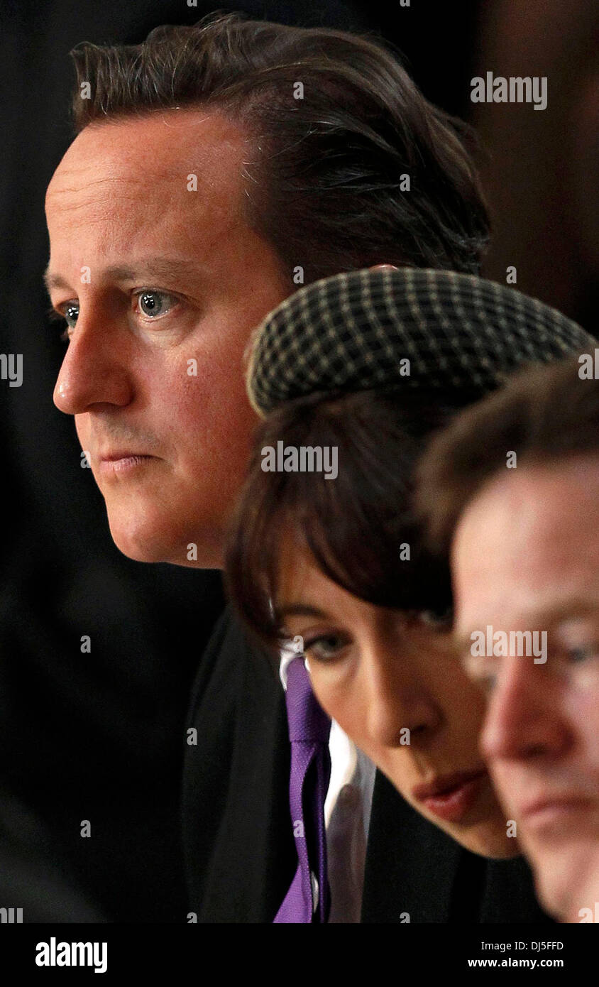 La Gran Bretagna è il Primo Ministro David Cameron (superiore), sua moglie Samantha (C) e il Vice Primo Ministro Nick Clegg (fondo) frequentano un servizio di ringraziamento per contrassegnare il diamante della regina Giubileo presso la Cattedrale di San Paolo a Londra centrale Giugno 5, 2012. Quattro giorni di nationw Foto Stock