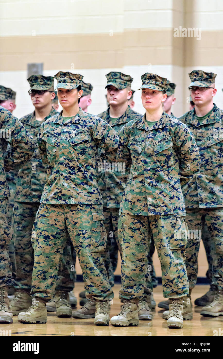 Pfc. Cristina Fuentes Montenegro, sinistra e PFC. Julia Carroll, due delle prime tre Marine femmina laureati presso la Scuola di fanteria in salute durante la cerimonia di laurea Novembre 21, 2013 a Camp Geiger, North Carolina. La cerimonia di laurea di 227 studenti segnò la prima classe di Marines per includere le femmine. La classe era parte del Marine Corps' lo sforzo di ricerca verso l'integrazione delle donne nella terra di combattimento militare specialità professionali. Foto Stock