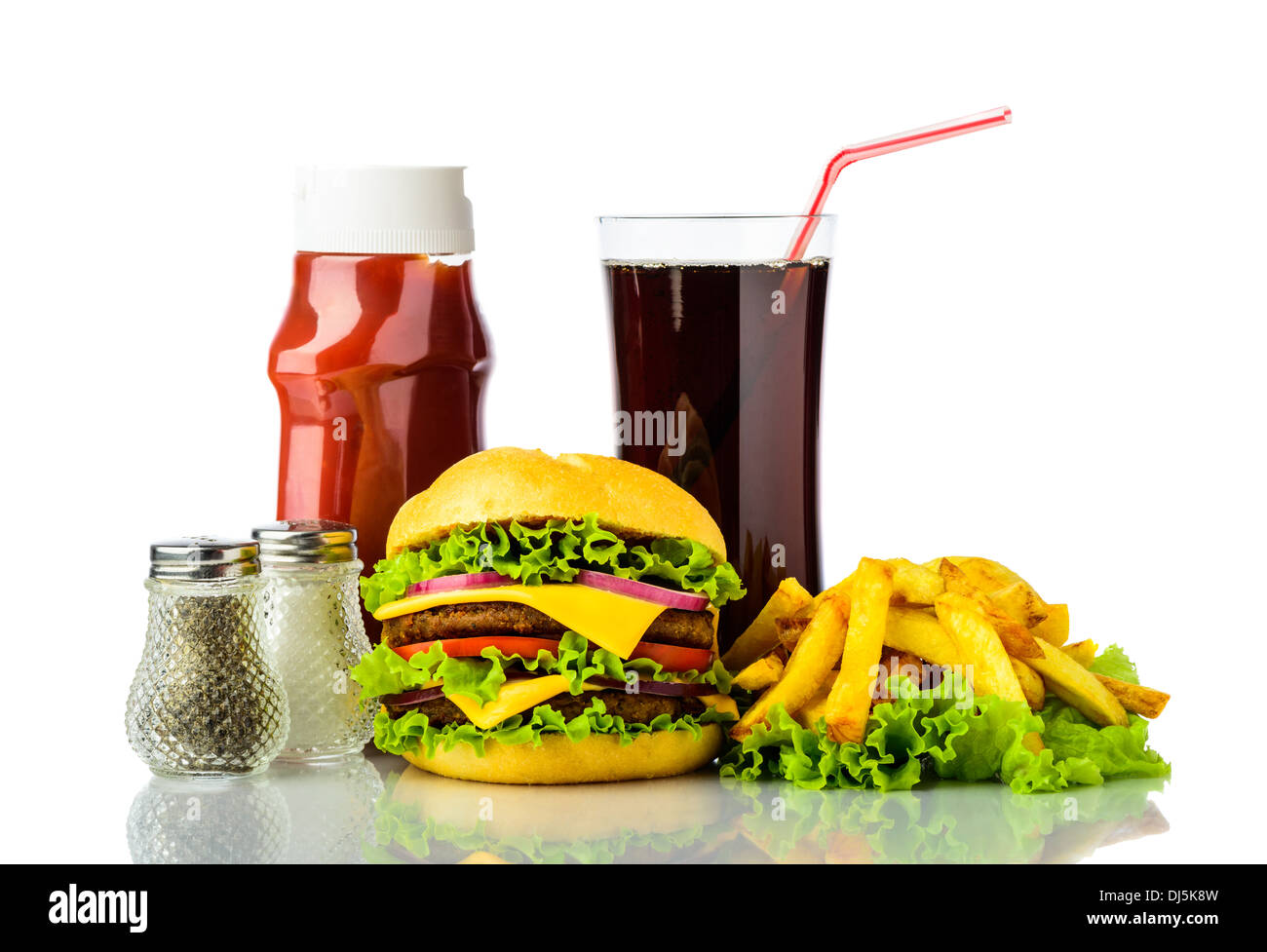 Menu hamburger con patatine fritte, ketchup e bevanda di cola Foto Stock