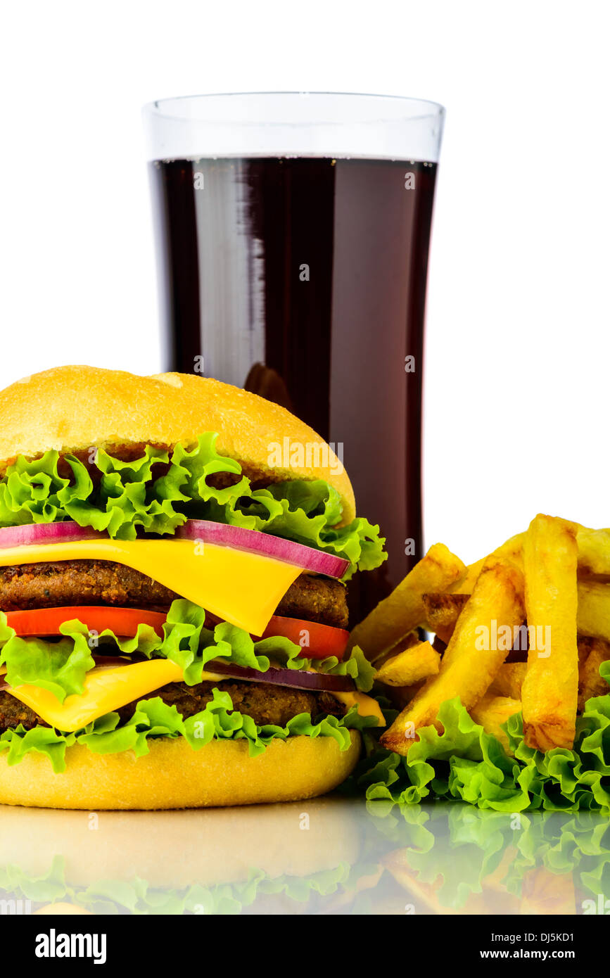 Hamburger, patatine fritte e bevande di cola isolato su uno sfondo bianco Foto Stock
