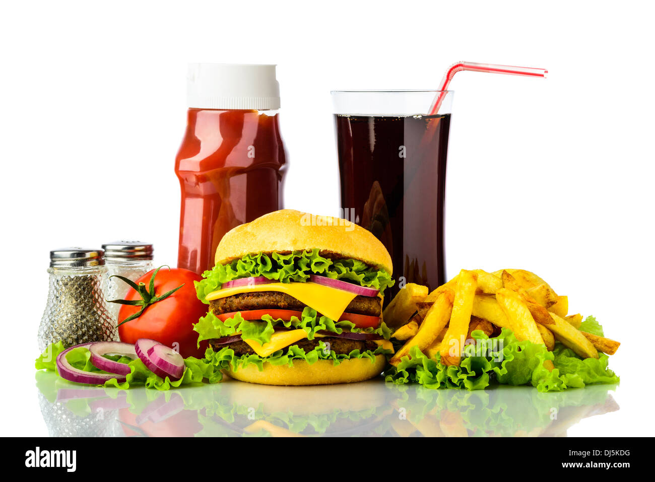 Menu cheeseburger con Patatine fritte, verdure, ketchup e bevanda di cola Foto Stock