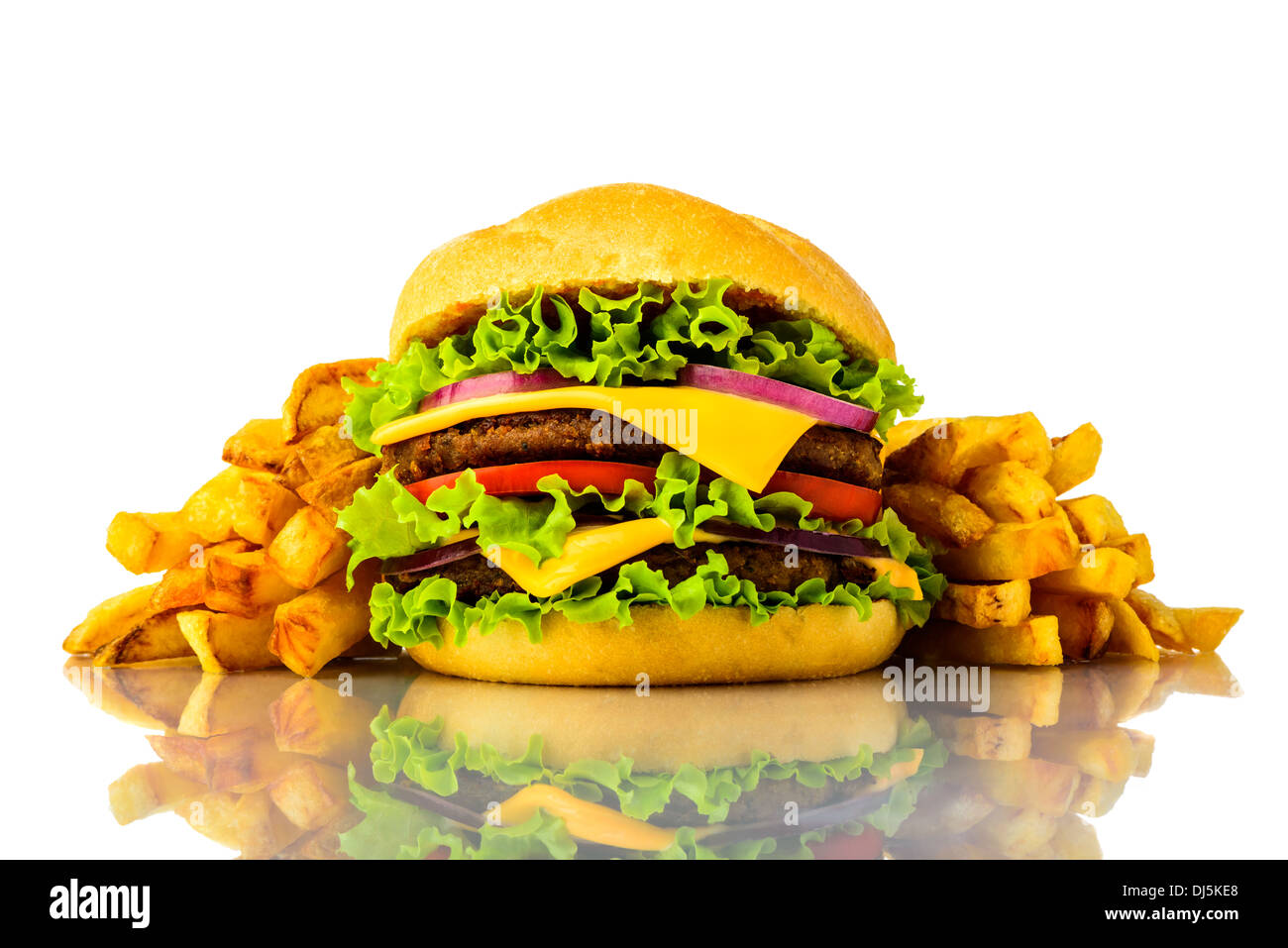 Il cibo spazzatura hamburger e patatine fritte isolato su uno sfondo bianco Foto Stock