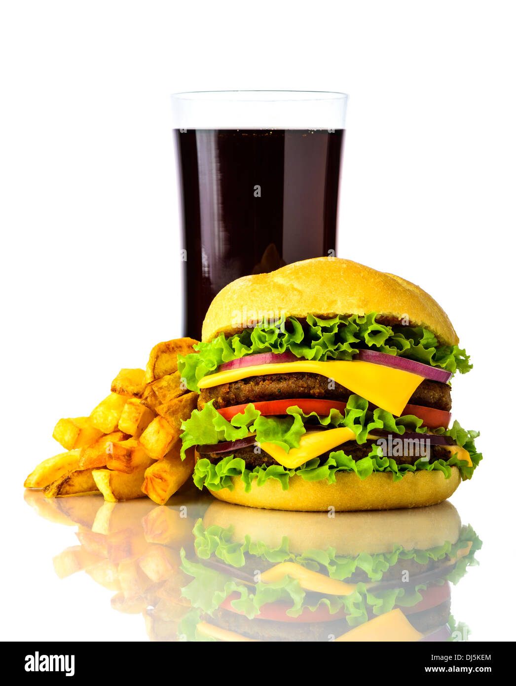 Il fast food menu con doppio hamburger, patatine fritte e bevande di cola isolato su uno sfondo bianco Foto Stock